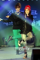 组图：韩歌手Se7en慈善开唱 河智苑2NE1任嘉宾