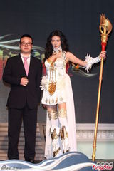 组图：林志玲cos光之女神 挥舞权杖性感曼妙