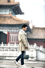 组图：李东学帅气风衣写真演绎英伦风范