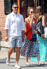 组图：阿尔芭印花裙秀乳沟 童心未泯当街舔甜筒