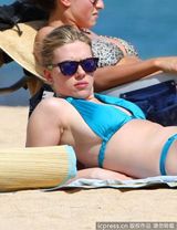 组图：斯嘉丽大腿现橘皮纹 男友甜蜜帮涂防晒油