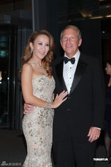 组图：李玟着鱼尾礼服亮相 大方与丈夫亲吻拍照