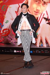 组图：张智霖预演个唱秀腹肌化身欢乐先生送礼