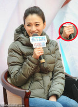 组图：李小冉现身机场 手戴钻戒疑已与鄢颇领证