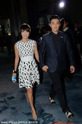 组图：朱丹首度与男友周一围同台 牵手晒幸福