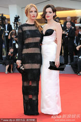 组图：约瑟芬透视装近全裸 和爆乳女星热辣深吻