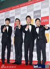 组图：刘在石UEE等韩众星亮相KBS演艺大奖红毯