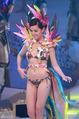 组图：2012港姐竞选现场 众佳丽泳装表演