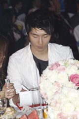 组图：孙悦现身慈善盛典被错认 窦骁刘烨同席零交流