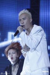 组图：韩庚个唱上演万人大合唱 与女舞者挑逗热舞