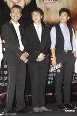 组图：成龙带伤为房祖名新片站台