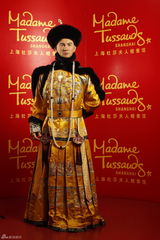 组图：吴奇隆帝王形象成蜡像 俩四爷真假难辨