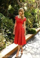 组图：泰勒-斯威夫特金发红裙小秀别样风情