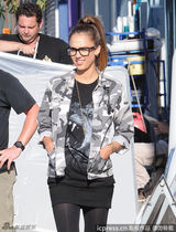 组图：阿尔芭片场头顶烈日 衣着休闲素颜出镜