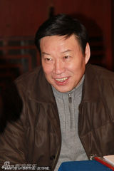 组图：李瑞英两会讨论认真发言 宋祖英帅气行军礼