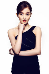 组图：陈一诺写真展魅惑  性感露肩增神秘