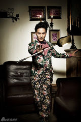 组图：丁子峻拍时尚大片深邃眼神演绎花熟男