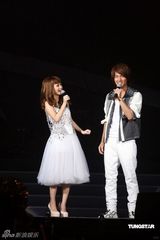 幻灯图：杨丞琳个唱与言承旭甜蜜拥抱 群星助阵观战