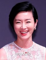 组图：金允锡吴妍秀出席《南方大作战》发布会