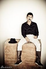 组图：夏雨登杂志封面 三十男人绅士而桀骜