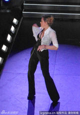 组图：麦当娜巴黎开唱 豪放岔双腿无惧露底