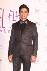 组图：林嘉绮爆乳成台湾模特公司年会焦点