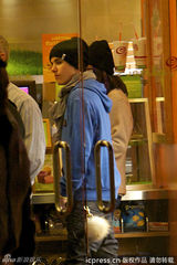 组图：贾斯汀-比伯与女友秀恩爱激吻缠绵