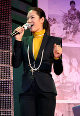 高清图：马艳丽出席慈善盛典 30万拍下名画做捐助