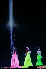 组图：S.H.E合体香港开唱 Selina感触落泪