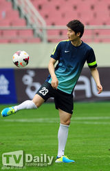 组图：朴智星领衔明星足球赛 收入捐四川灾区