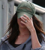 幻灯图：梅根-福克斯手压帽檐无意中大秀婚戒