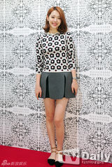 组图：f(x)雪莉为品牌站台短裙俏丽甜美