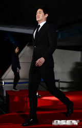 组图：刘智泰亮相釜山闭幕 帅气招手露迷人微笑