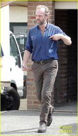 组图：妮可基德曼告别金发！黑发造型拍摄新片