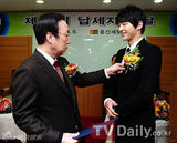 组图：柳真宋钟基出席公益活动 全程大派亲切微笑