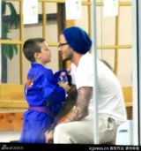 组图：贝克汉姆旁观儿子练空手道满心欢喜