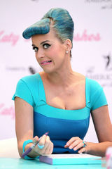 组图：凯蒂佩里蓝发爆乳似芭比 斗鸡眼表情鬼马