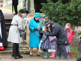 组图：英女王出席王室圣诞活动 蓝色套裙捧鲜花和蔼