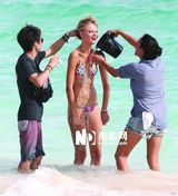 组图：维多利亚秘密超模拍泳装照曝现场花絮