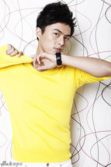 组图：叶祖新最新写真 活泼萌动变暖男