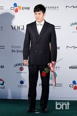 组图：韩孝珠玉泽演等众星亮相釜山电影节蓝毯