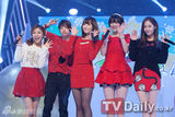 组图：《M Countdown》现场 f(x)圣诞装活泼可爱