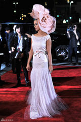 高清图：凯蒂-佩里头顶大花亮相格莱美预热活动