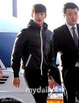 组图：金秀贤全智贤机场重聚 黑白配登对