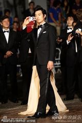 组图：《金钱之味》戛纳首映 金孝珍镶钻礼服华丽