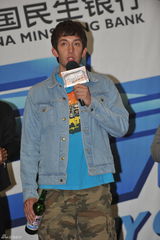 组图：《同桌》林更新肩扛周冬雨 喝交杯啤酒