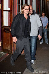 组图：皮特探望贫困家庭 与脱口秀女主持对嘴吻