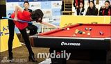 组图：韩国小姐穿皮草露蛮腰齐聚台球大赛