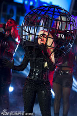 组图：Lady Gaga开唱迎新年 亲吻纽约市长