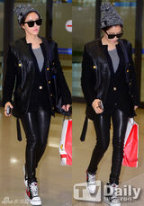 组图：T-ara结束中国公演回国 抱特产零食开心